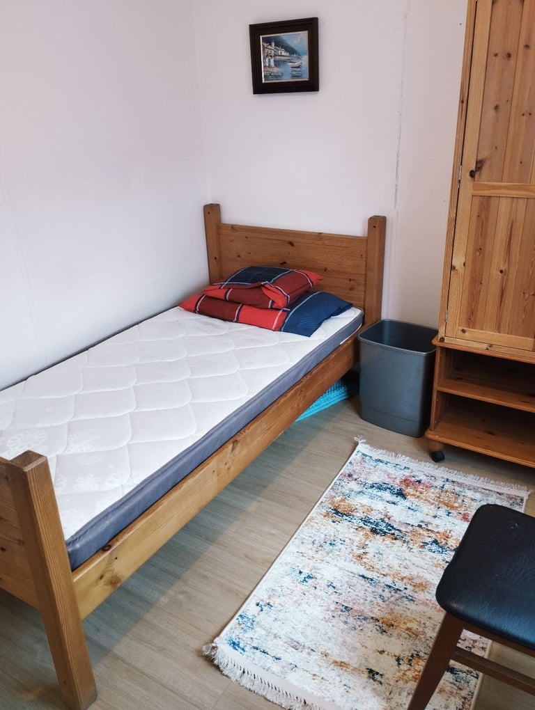 Single room with free parking and bills included
