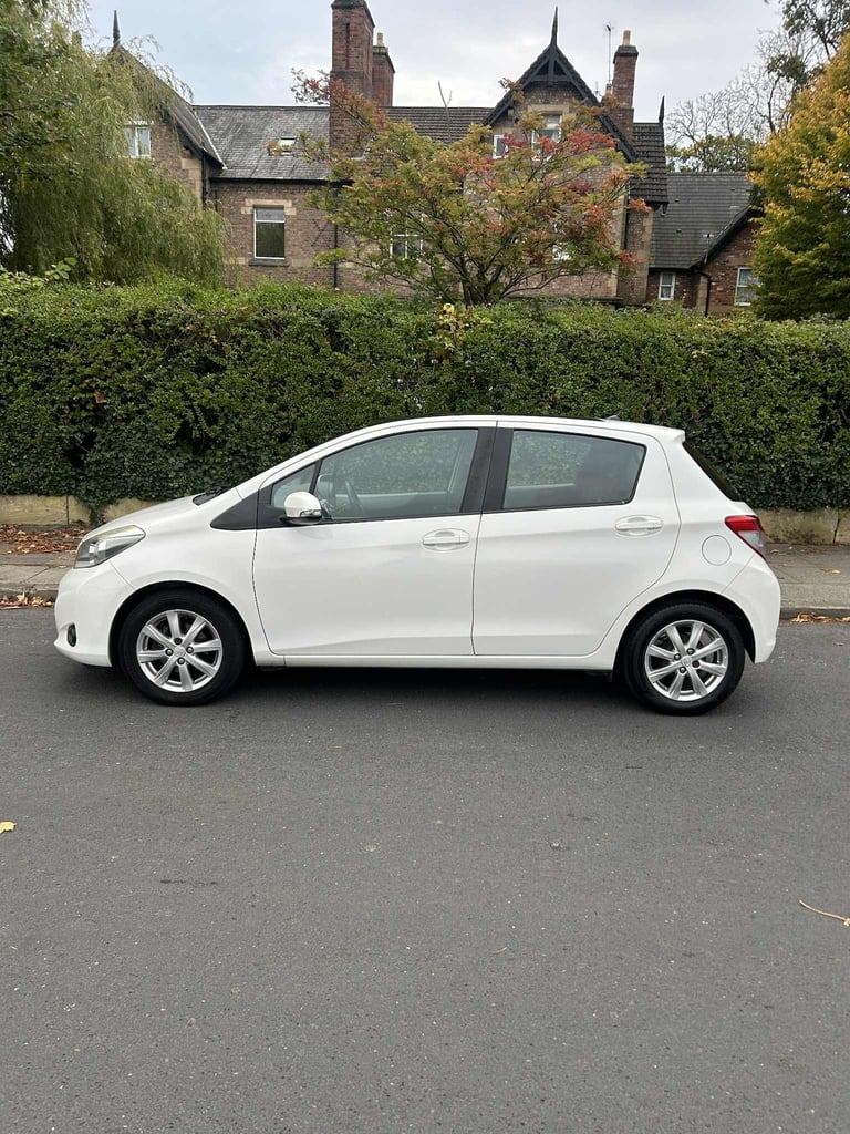 2011 Toyota Yaris 1.33 VVT-i T Spirit 5dr-10 service stamps HATCHBACK Petrol Manual