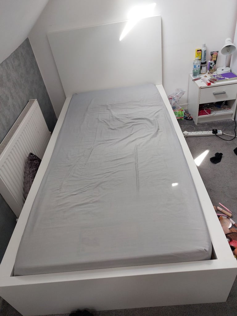single bed in white colour Excellent condition 