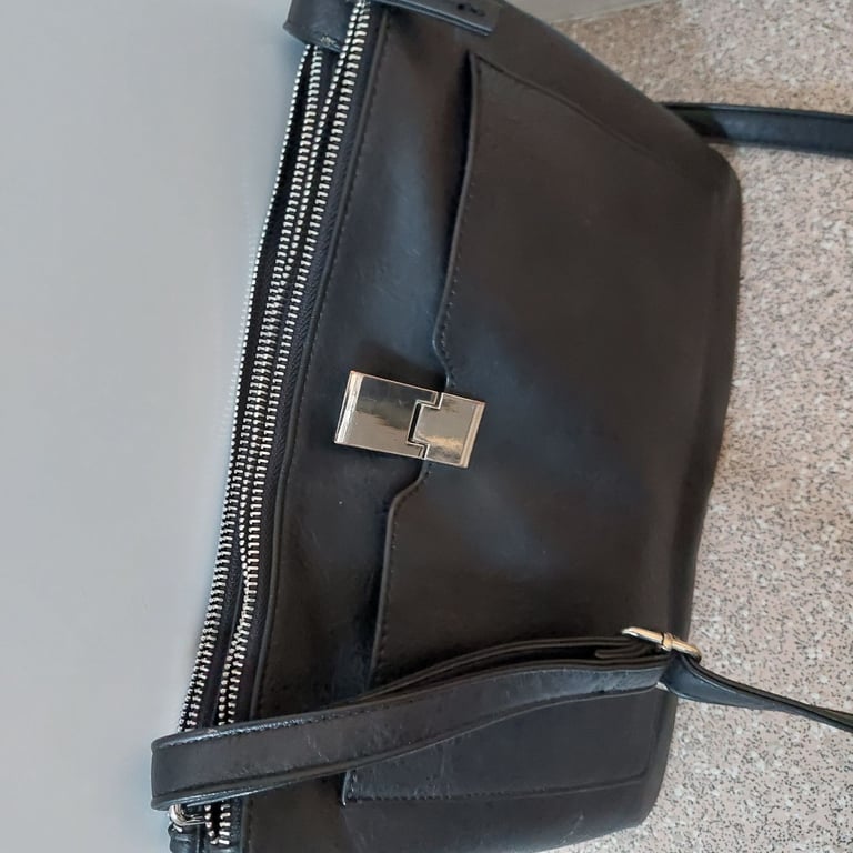 Large handbag two zips opening 