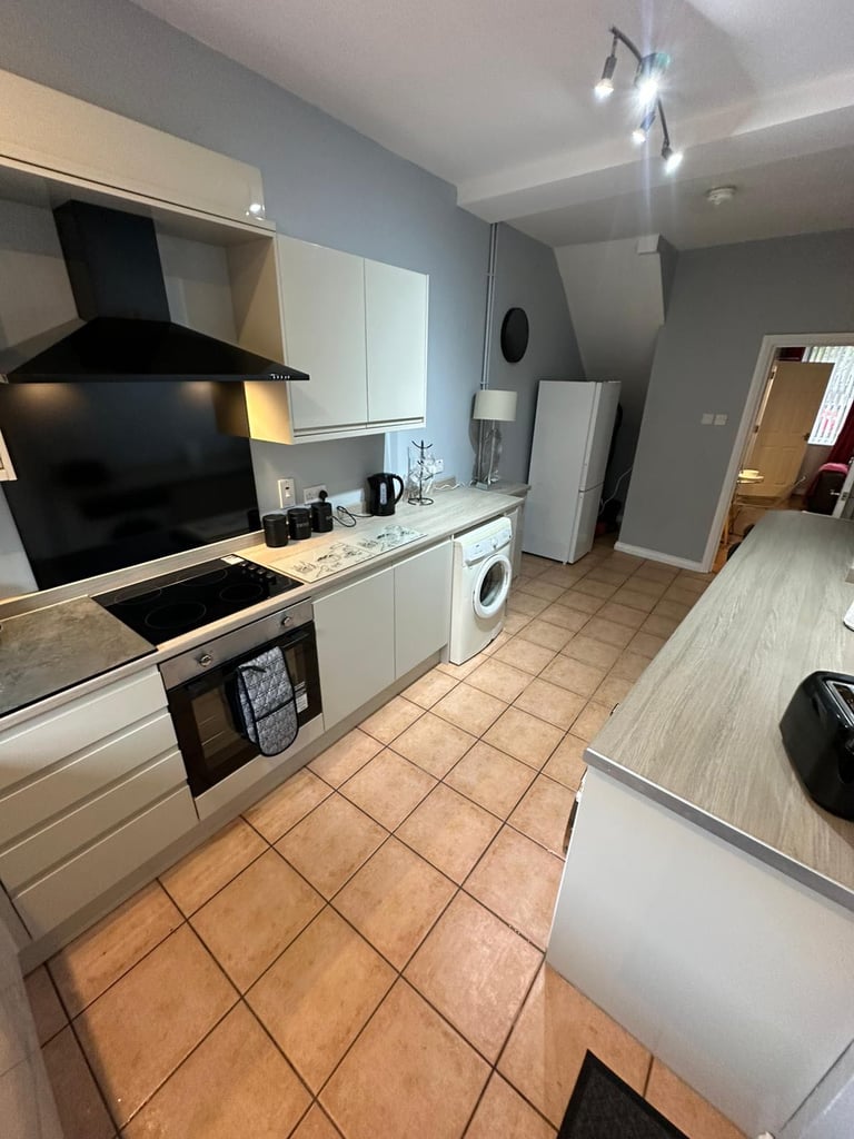 AVAILABLE IMMEDIATELY FURNISHED ROOMS DONEGAL ROAD