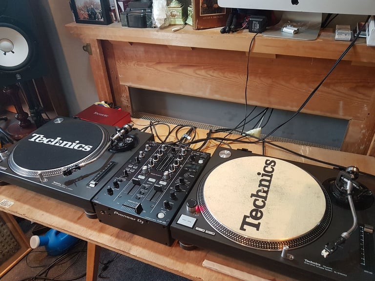 Technics SL 1210 MK2 (PAIR) Pioneer 450 mixer