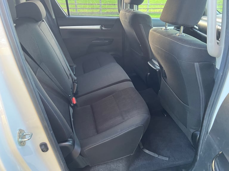 TOYOTA HILUX 2.4 D-4D 150PS INVINCIBLE AUTOMATIC 4X4 PICKUP 71 REG 61,200 MILES