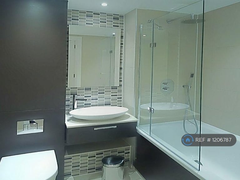 1 bedroom flat in Horizons Tower, London, E14 (1 bed) (#1206787)