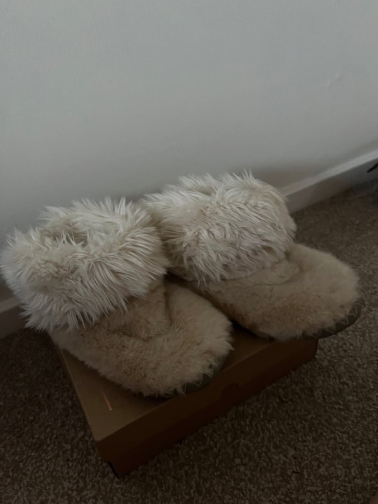 Memory foam slippers 