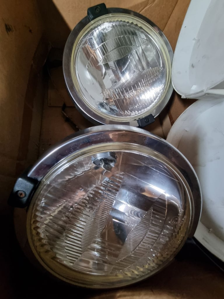 Hella Rallye 2000 Spotlight with covers. Sports