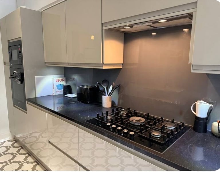 Beautiful Room Available Near Marchmont and Meadows! 