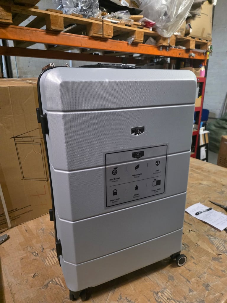 A new 28inch hard shell suitcase i have it available in silver, beige ,black 
