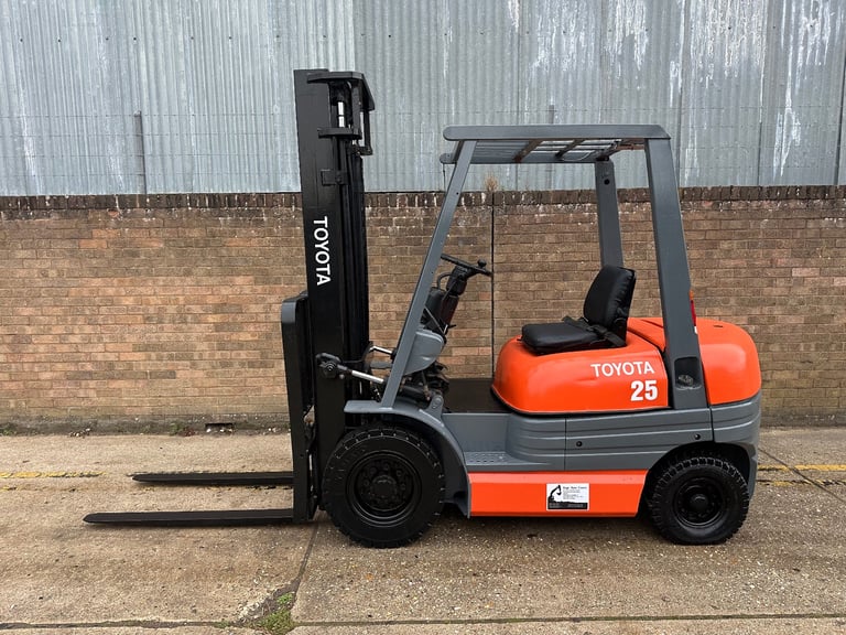 Toyota 2.5t diesel forklift, clear view mast, low hours 