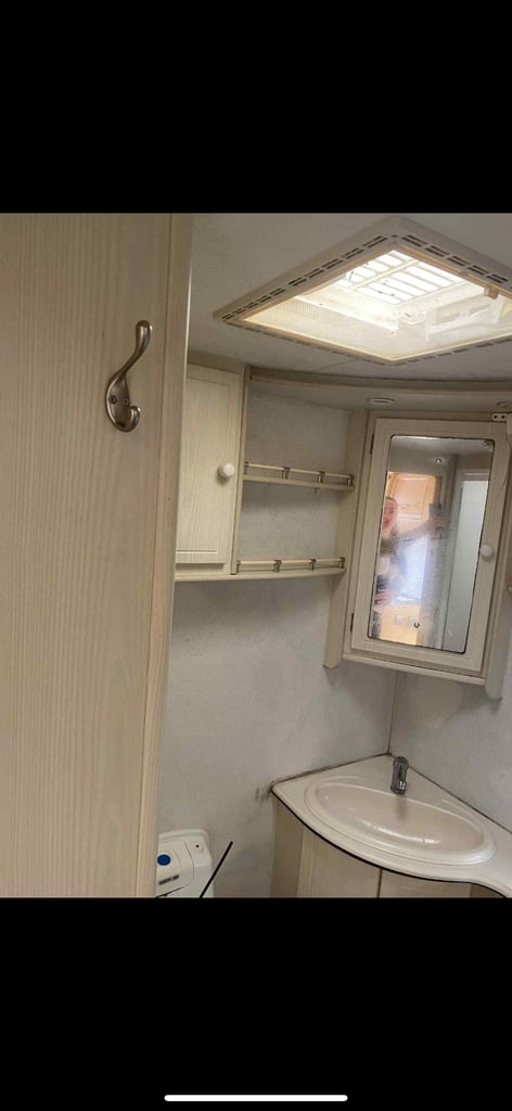 2005 COACHMAN VIP 520/4