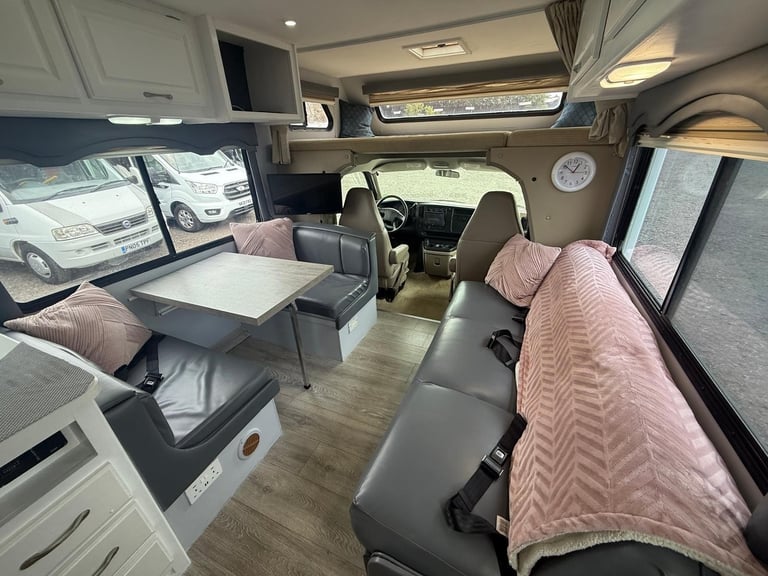 FourWinds Chateau Sport 7 Berth 7 Seatbelts 2006 American RV Motorhome For Sale 