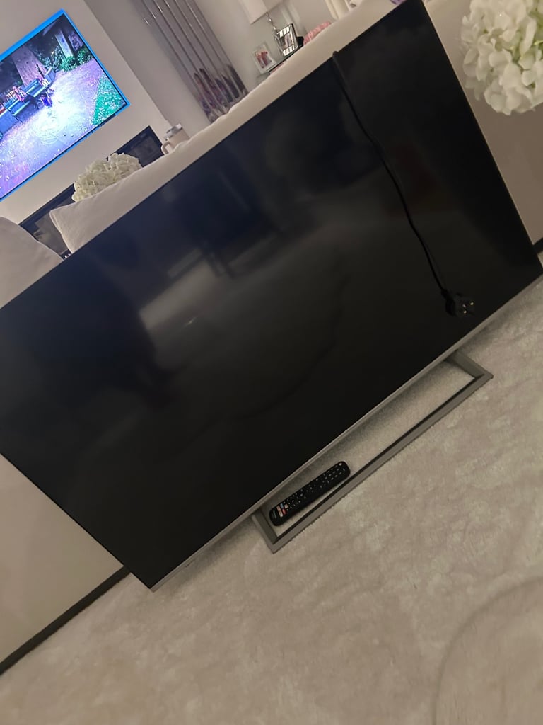 image for Hisense 50 inch tv and control 
