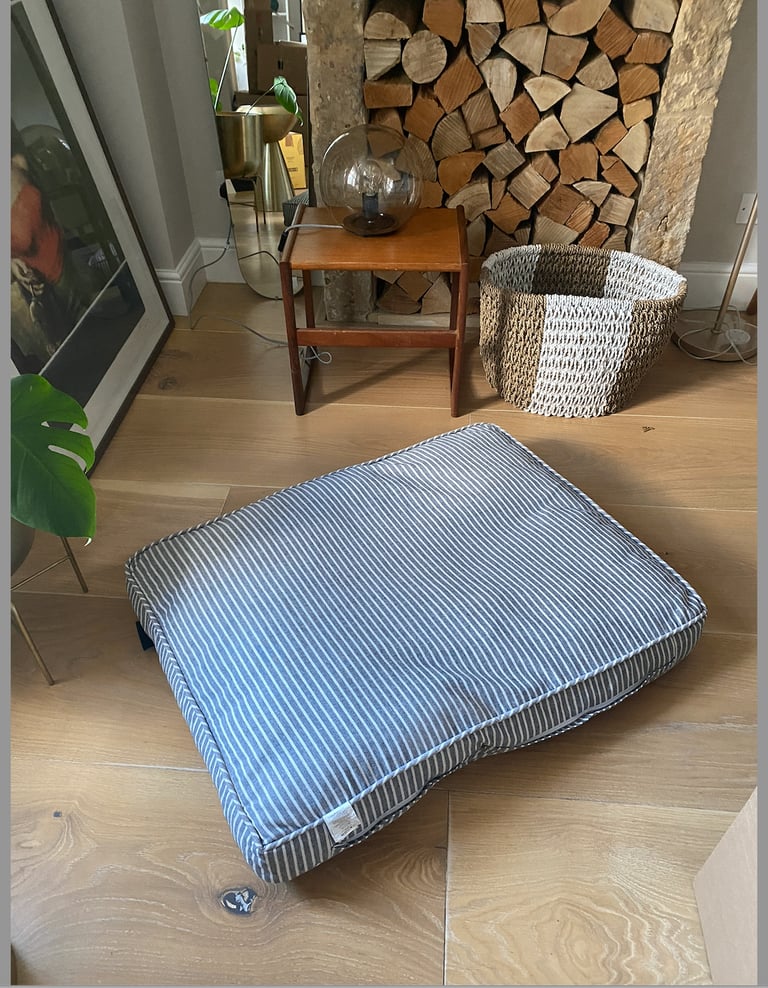 64cm x 84cm dog bed/cushion