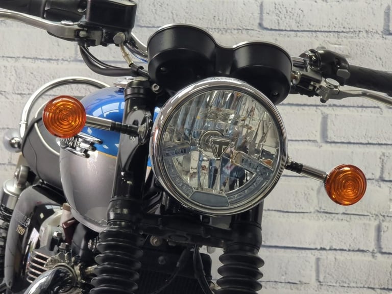 TRIUMPH BONNEVILLE T120, 2021/71, 8,842 MILE WITH FSH, BLUS AND SILVER
