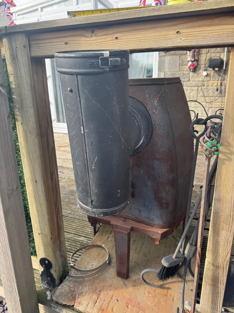 Jotul 4 Classic Vintage Cast Iron Wood Burning Stove 7” Rear Flue Exit.has a hot plate on top 