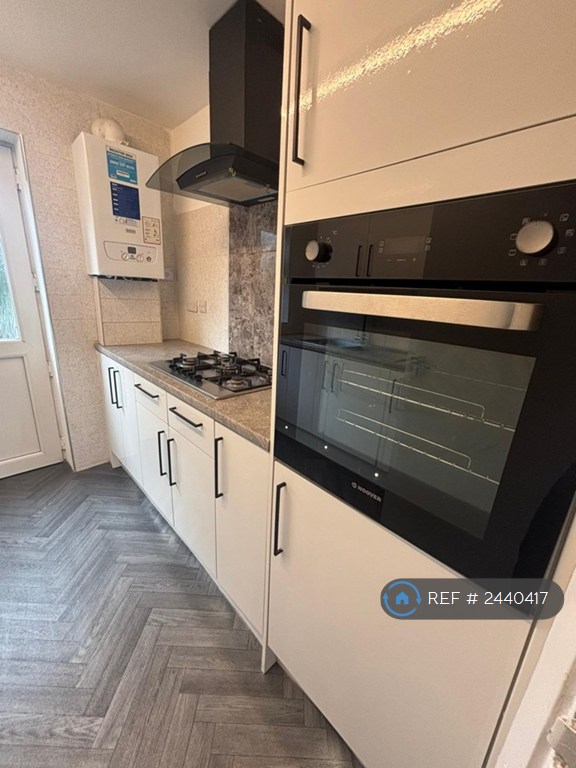 2 bedroom flat in Grange Crescent, Halesowen, B63 (2 bed) (#2440417)
