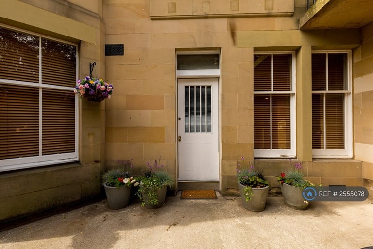 1 bedroom flat in Rothesay Terrace, Edinburgh, EH3 (1 bed) (#2555078)