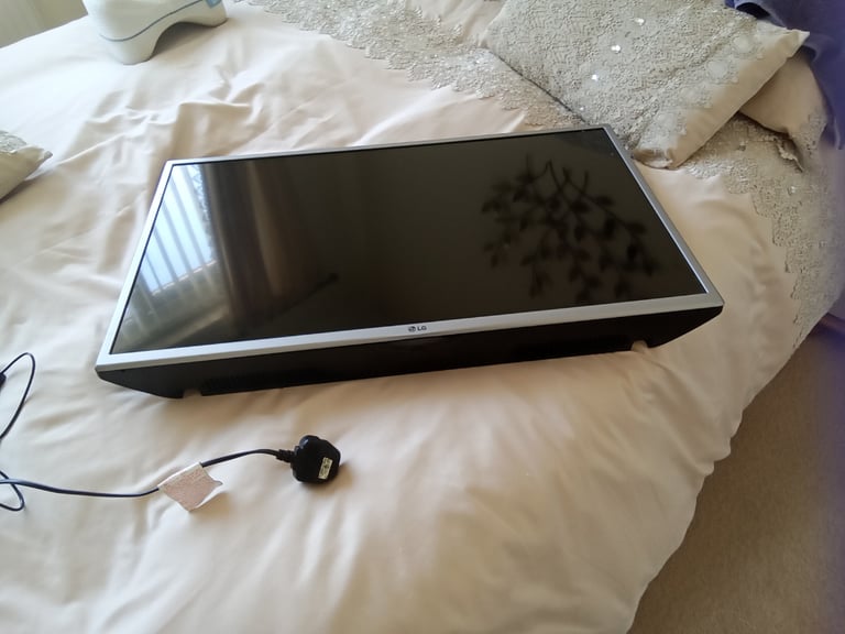 Tv 32 inch ; LG LED TV with Freeview