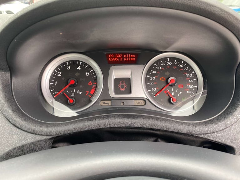 2010 Renault Clio 1.1 Clio Dynamique TomTom 16V 3dr Hatchback Petrol Manual