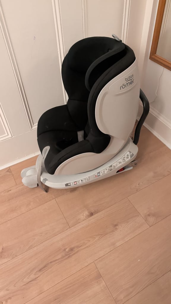 Swivel kid's car seat