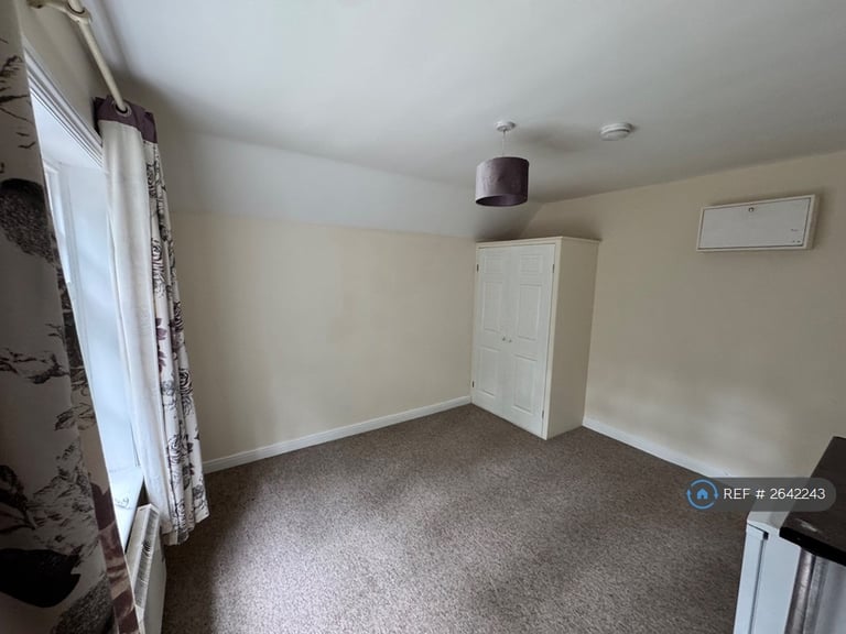 Studio flat in Balcombe Road, Crawley, RH10 (#2642243)
