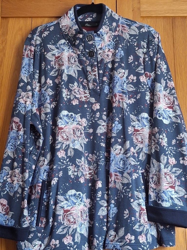 NEW & UNWORN A LOVELY BLUE FLORAL TOP XL IN EXCELLENT NEW CONDITION 