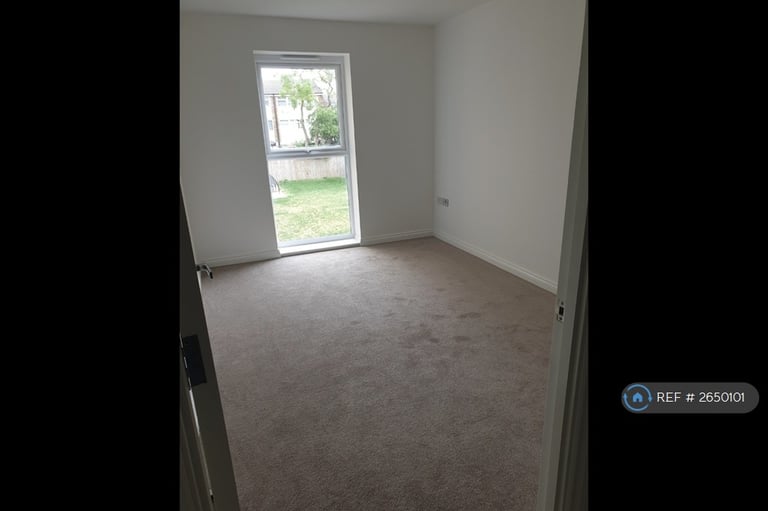 2 bedroom flat in Dock Road, Tilbury, RM18 (2 bed) (#2650101)