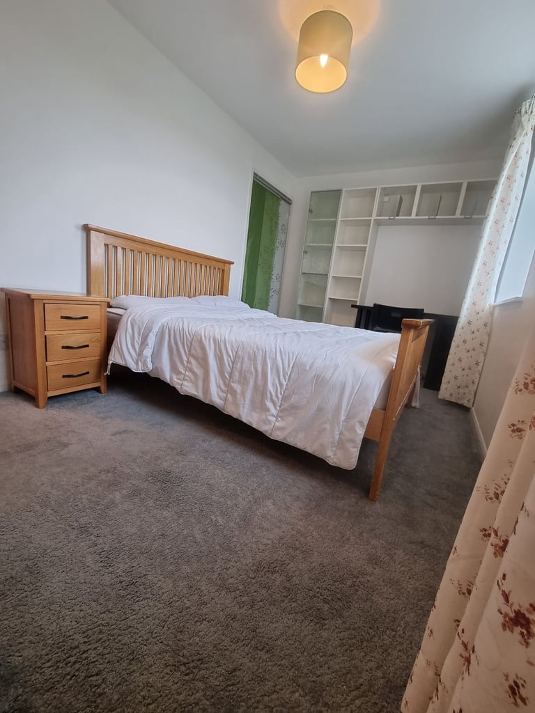 Spacious, West End 2 bedroom Flat on Beautiful Tree Line Street.