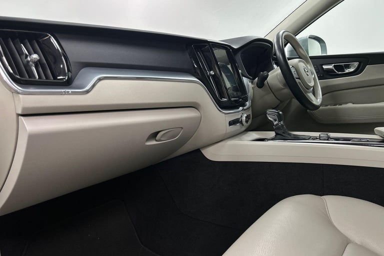  Volvo XC60 2.0 T5 Momentum Pro Auto AWD Euro 6 (s/s) 5dr Petrol Automatic