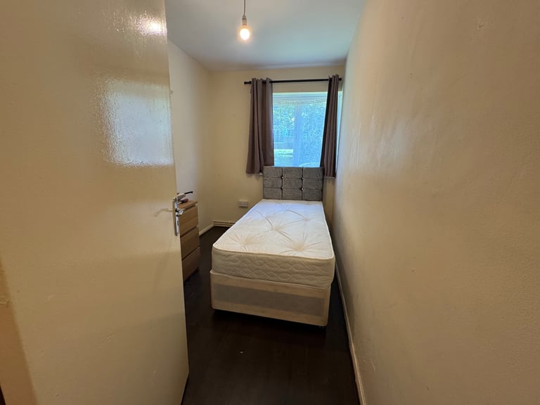 Single Room in Putney, Flat share UC/ DSS only