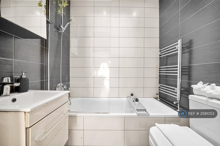 Studio flat in Roman Road, London, E3 (#2581053)