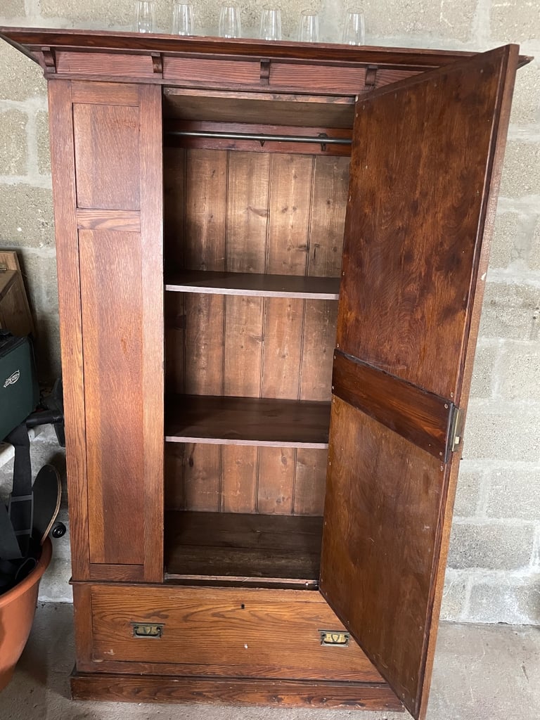 English Arts and Crafts Oak Wardrobe (c.1910)