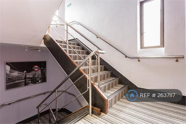 2 bedroom flat in Eleanor House, Waltham Cross, EN8 (2 bed) (#2637117)