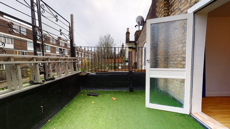 6 bedroom house in Senrab Street, London, E1