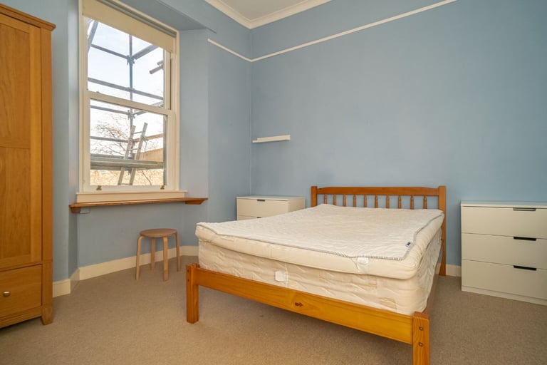Bright, spacious, extremely well presented 3 bedroom property in Bruntsfield