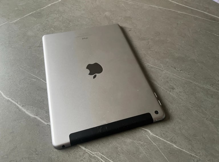 Apple iPad 6th Gen 9.7inch; 2018, A1954 128GB (Black/Silver) Wi-Fi and Cellular 