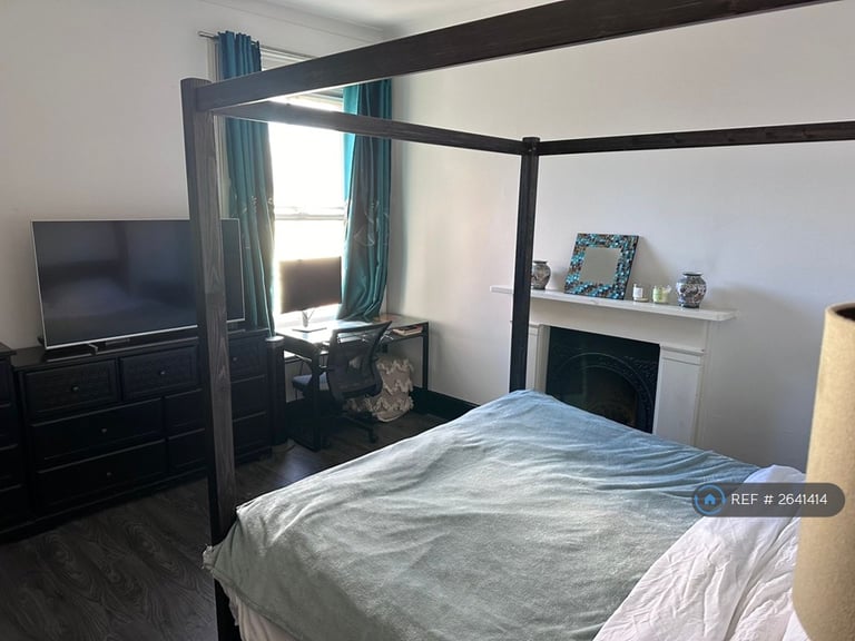 2 bedroom flat in Charlwood Mansion, London, SW12 (2 bed) (#2641414)