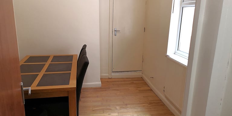 DSS only shared house. Lovely House Share on quiet residential Street close to High Street