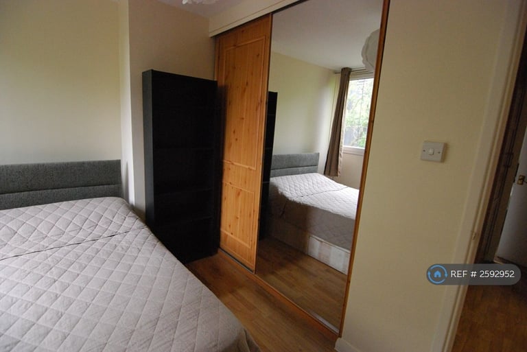 3 bedroom flat in John Parker Square, London, SW11 (3 bed) (#2592952)