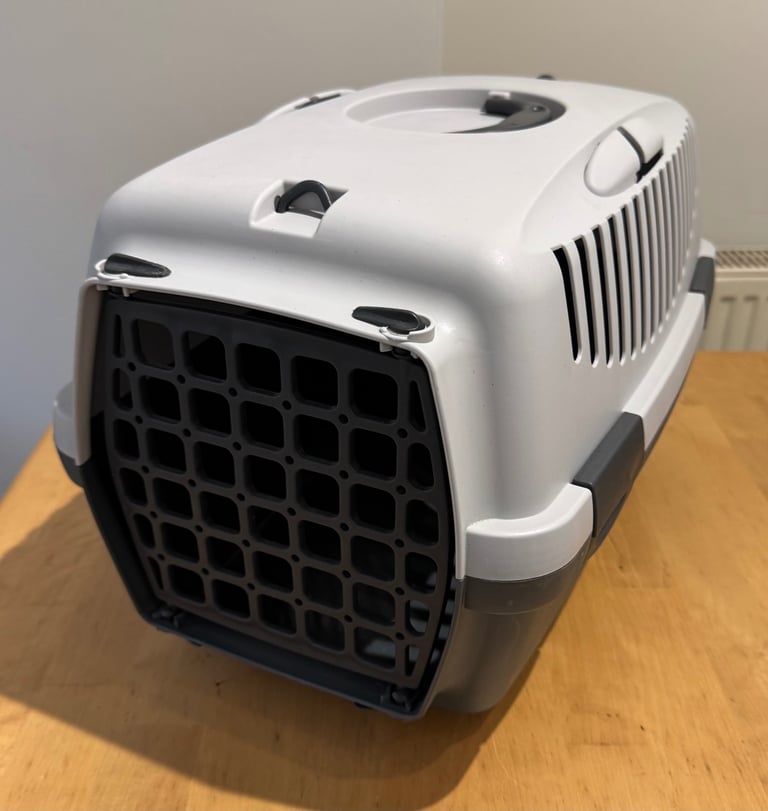 Grey plastic pet carrier-(Very good condition)