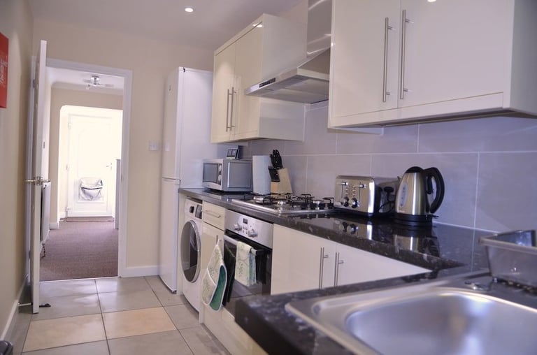 Modern 4 Bedroom House Close to Grays Town Centre