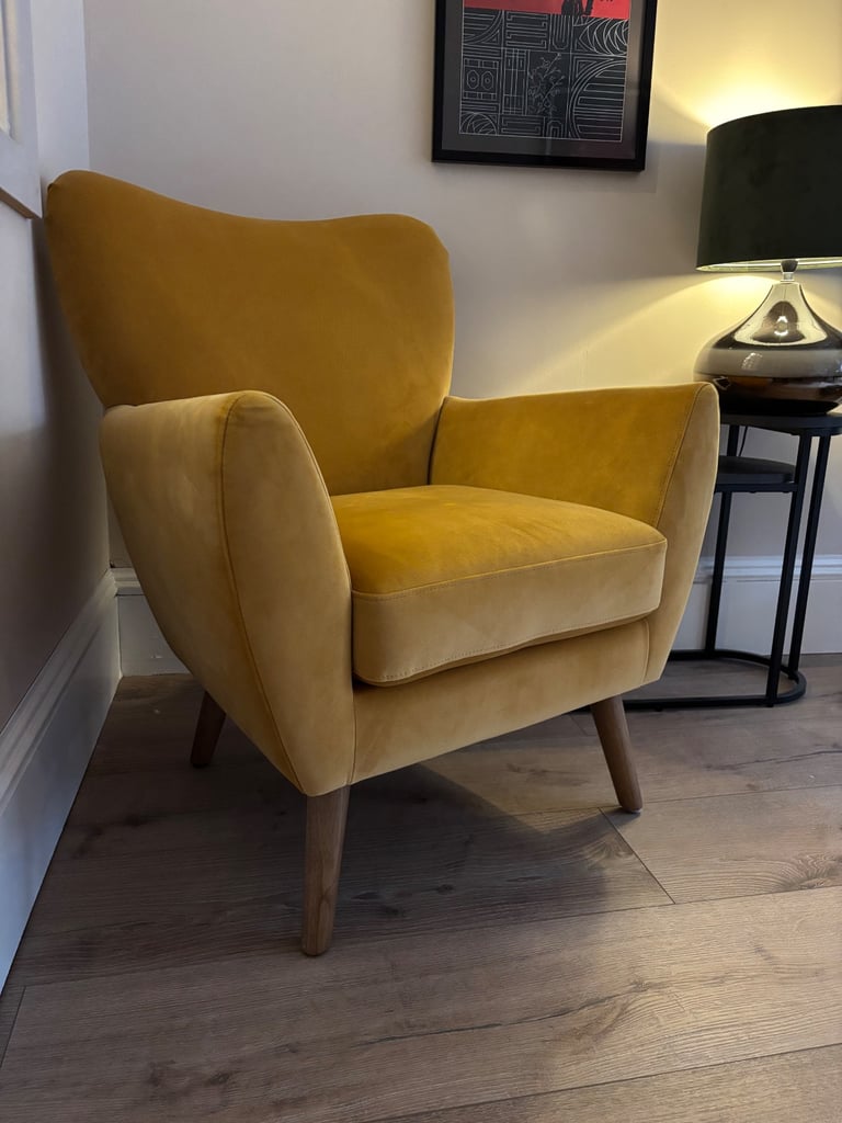 Mustard Velvet Armchair – Excellent Condition, Barely Used