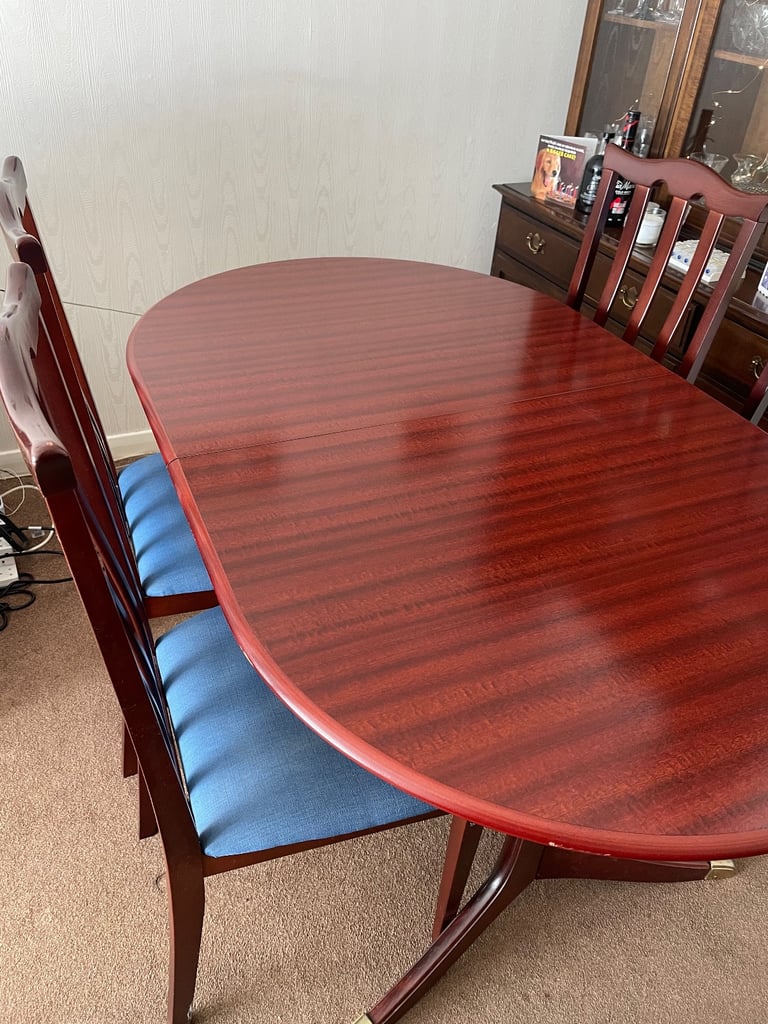 Mahogany Effect Extendable Dining Table with 6 Chairs