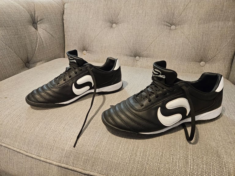 Astro turf football boots