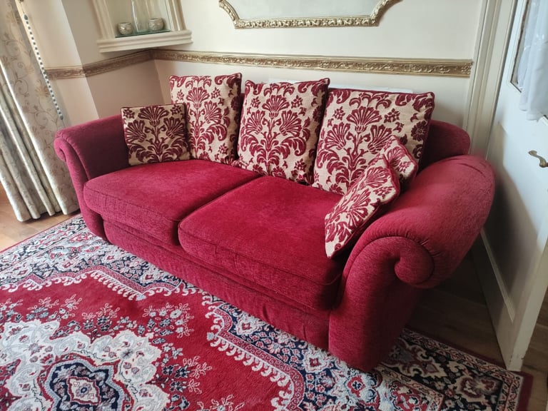 BEAUTIFUL SOFA 3 & 2 SEATER + CUSHIONS + LARGE MATCHING RUG **EXCELLENT CONDITION ** WASHABLE 