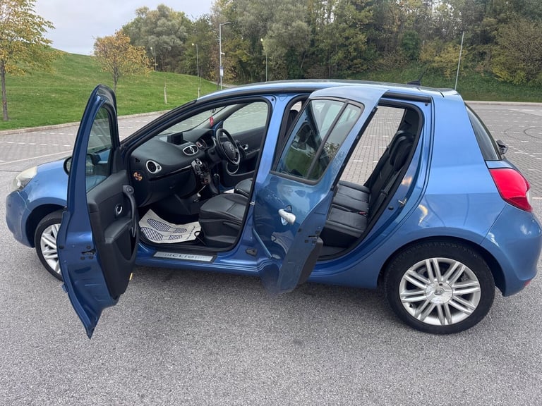 2011 Renault Clio 1.6 VVT Initiale TomTom Auto Euro 5 5dr HATCHBACK Petrol Automatic
