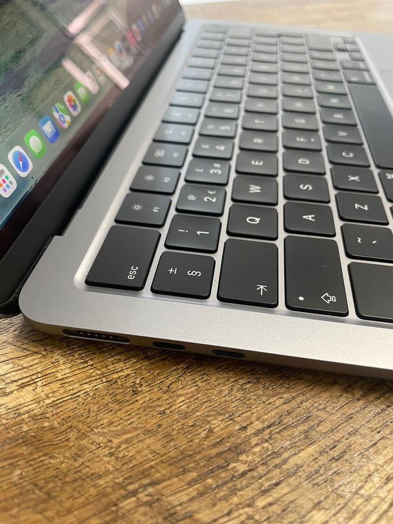 Apple MacBook Air M2 13-inch 2022 8 CPU 8 GPU 3.49GHz 8GB RAM 256GB SSD Space Gray Logic Pro Adobe