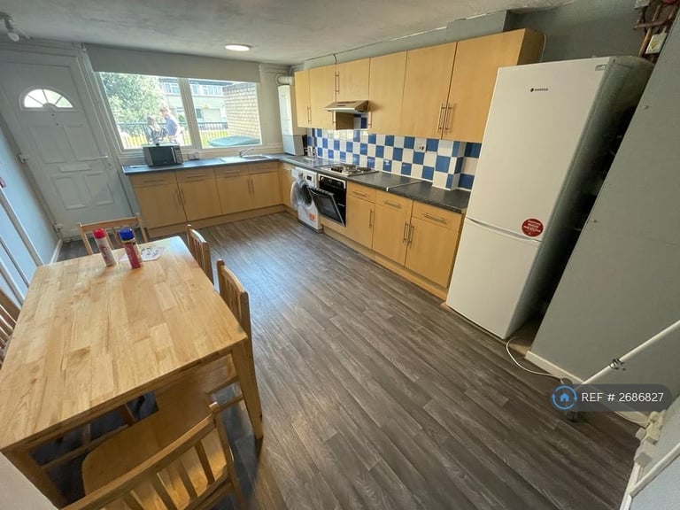 6 bedroom house in Barchester Close, Uxbridge, UB8 (6 bed) (#2686827)