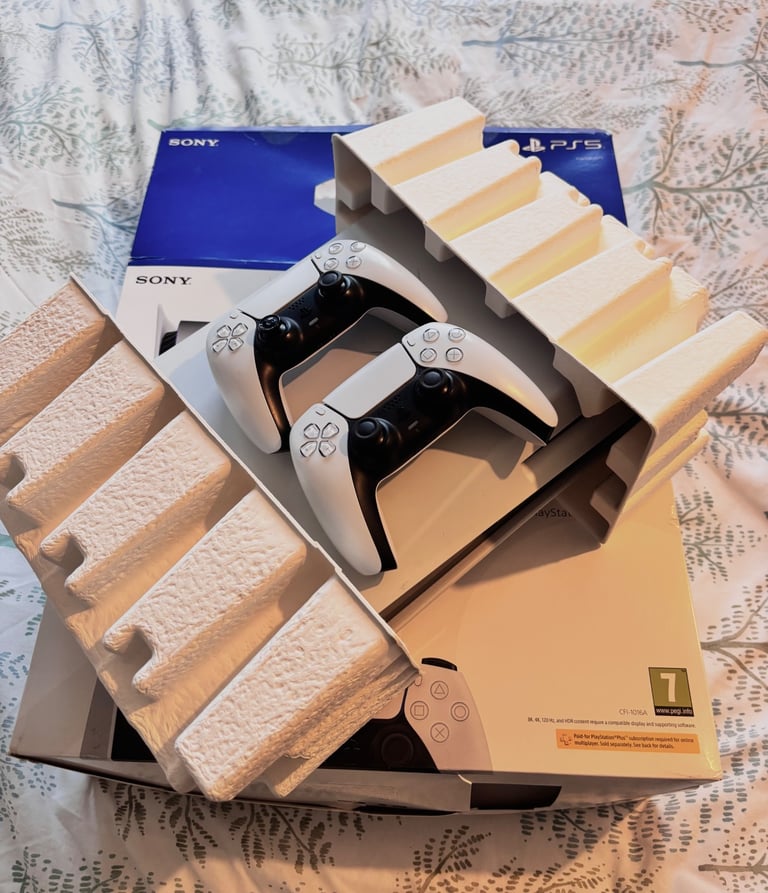 PS5 disc edition 825g with 2x controllers and games