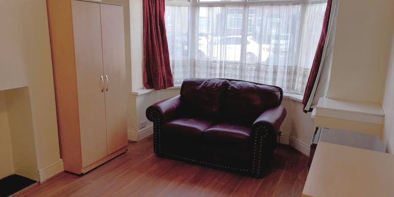 DSS only shared house - 2 mins to shops, quiet house & neighbourhood
